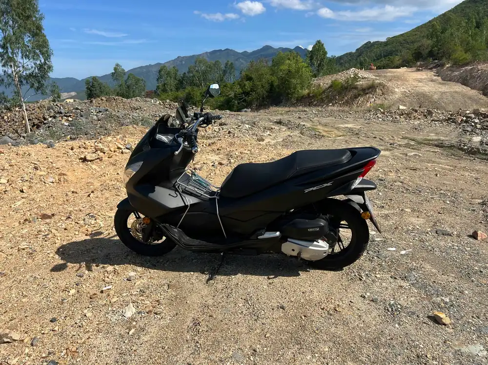 Honda PCX на дороге у гор Нячанга